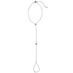 Bracelet de main composé d'une chaîne en acier argenté avec un cœur serti de strass et d'une chaîne reliée à une bague chaîne en acier argenté avec un cœur serti de strass. Fermoir mousqueton avec 3 cm de rallonge.