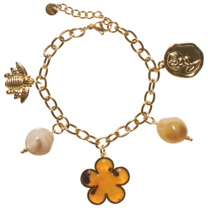 Bracelet composé d'une chaîne avec des pendants en forme d'abeille et de pastille représentant une rose en acier doré, de deux perles marron et d'une fleur en acier doré surmontée d'une fleur marron tachetée. Fermoir mousqueton avec 3 cm de rallonge.