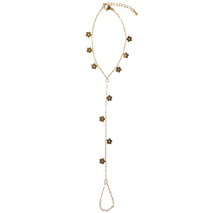 Bracelet composé d'une chaîne ornée de fleurs en acier doré et d'une bague chaîne. Fermoir mousqueton avec 3 cm de rallonge.