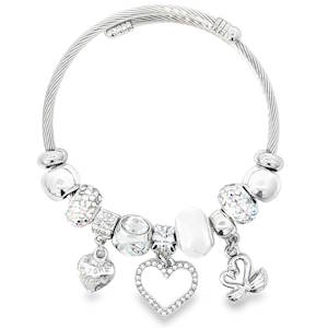 Ce bracelet à breloques en métal argenté arbore un éclat sophistiqué avec des cristaux ronds de taille cabochon. La monture en métal accentue la brillance du cristal, offrant un style à la fois élégant et décontracté. Un accessoire idéal pour ajouter une touche de lumière à votre poignet.