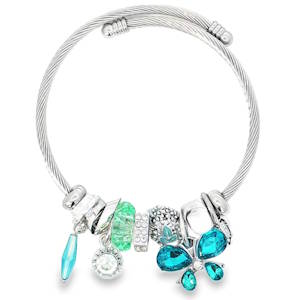 Laissez-vous séduire par ce bracelet à breloques en métal argenté, orné de cristaux scintillants. Chaque breloque ajoute une touche unique, créant un bijou personnalisé qui reflète votre style. Le cristal rond, avec sa coupe brillant, apporte une touche de couleur avec son vert éclatant. Un bijou élégant pour exprimer votre individualité.