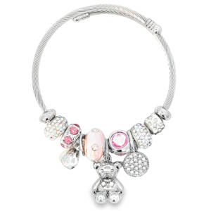 Sublime bracelet à breloques en métal argenté, rehaussé de cristaux étincelants. Ce bijou unique allie l'élégance intemporelle à une touche ludique, parfait pour exprimer votre personnalité. Les breloques scintillantes captent la lumière, ajoutant une note de glamour à chaque mouvement. Un accessoire précieux qui illuminera votre quotidien avec raffinement et style.