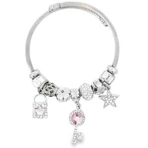 Éblouissez avec ce bracelet à breloques en métal argenté, orné d'un cristal taillé en brillant de forme ronde, d'une teinte pourpre rougeâtre. La clarté VVS du cristal assure une transparence exceptionnelle, tandis que son poli et sa symétrie, classés excellents, mettent en valeur la complexité et l'éclat de ce bijou unique.