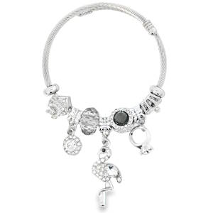 Ce bracelet à breloques en métal argenté est une célébration de l'élégance décontractée. Chaque breloque, ornée de cristaux brillants taillés en brillant, ajoute une touche de glamour scintillant. Ce bijou capture la lumière avec une symétrie et un poli impeccables. Un accessoire versatile pour compléter votre style.