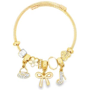 Rehaussez votre style avec ce bracelet à breloques exquis, confectionné en métal doré étincelant. Chaque breloque est méticuleusement ornée de cristaux brillants, capturant la lumière à chaque mouvement. Un accessoire de mode incontournable pour ajouter une touche d'éclat à votre quotidien ou pour offrir en cadeau.
