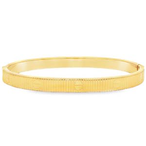 Affirmez votre élégance avec ce bracelet jonc en acier doré. Son design intemporel et ses subtiles gravures circulaires en font un bijou raffiné, parfait pour sublimer votre poignet avec une touche de luxe discret. Un accessoire indispensable pour compléter votre collection de bijoux.