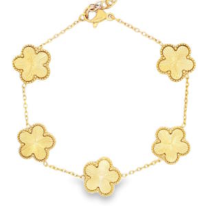 Sublime bracelet chaîne en acier doré, mettant en valeur cinq motifs floraux délicats. Ce bijou, symbole d'élégance discrète, est parfait pour ajouter une touche de raffinement à votre quotidien. Un accessoire intemporel qui rehaussera votre style avec grâce. Fermoir mousqueton avec 5 cm de rallonge.