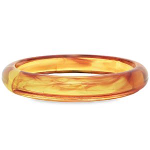 Ce bracelet jonc exquis de couleur ambre orange est une pièce de déclaration intemporelle. Le cabochon rond révèle des inclusions naturelles, polies avec une symétrie impeccable, assurant un confort absolu au poignet. Un accessoire chaleureux qui illuminera toute tenue avec une élégance subtile.