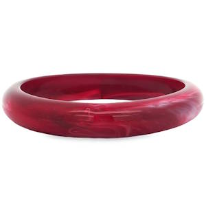 Rehaussez votre style avec ce bracelet bangle audacieux. Sa conception unique en matériau non métallique et sa couleur rouge violet subtile offrent une esthétique à la fois moderne et intemporelle. Parfait pour ajouter une touche d'élégance discrète à votre ensemble quotidien.