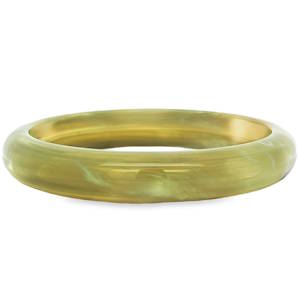 Laissez-vous séduire par ce bracelet jonc exquis, de couleur jade verdâtre-jaune, taillé en cabochon rond. Le polissage impeccable et la symétrie soignée accentuent l'éclat naturel de cette gemme prisée. Un bijou d'une translucidité raffinée, promettant une élégance discrète et un charme intemporel.