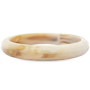 Ce bracelet jonc, réalisé dans un matériau non métallique, se distingue par sa teinte délicate. Sa conception épurée et sa forme parfaitement arrondie en font un accessoire à la fois simple et élégant, idéal pour compléter une tenue avec une touche discrète et raffinée.