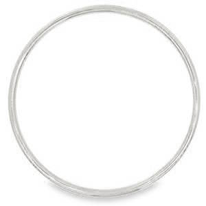 Rehaussez votre style avec cet élégant bracelet jonc en acier argenté. Sa simplicité raffinée en fait un accessoire polyvalent, parfait pour ajouter une touche de luxe discret à votre tenue quotidienne ou compléter une parure sophistiquée pour une occasion spéciale. Un bijou intemporel qui apportera éclat et élégance à votre poignet.