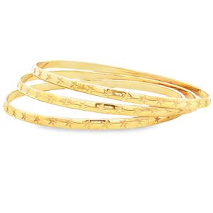 Cet élégant ensemble de 3 bracelets rigide de type jonc, réalisé en acier doré, se distingue par ses gravures délicates d'étoiles. Les motifs finement ciselés sur toute la circonférence capturent la lumière avec un éclat exceptionnel. Sa finition polie et sa structure robuste en font un bijou intemporel, idéal pour un porté quotidien ou pour sublimer une tenue de soirée. 