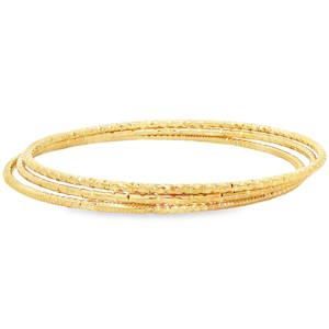 Cet élégant ensemble de 3 bracelets rigide de type jonc, réalisé en acier doré, se distingue par Les motifs finement ciselés sur toute la circonférence capturant la lumière avec un éclat exceptionnel. Sa finition polie et sa structure robuste en font un bijou intemporel, idéal pour un porté quotidien ou pour sublimer une tenue de soirée. 