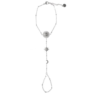 Bracelet de main composé d'une chaîne avec motifs de soleil et croissant de lune en acier argenté et d'une étoile ornée d'un cristau serti clos. Fermoir mousqueton avec 3 cm de rallonge.