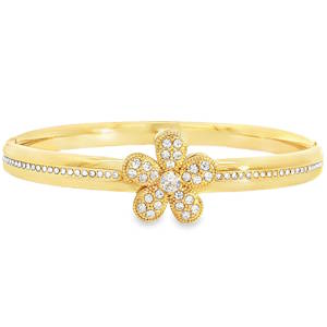 Ce bijou élégant allie le raffinement d'un design classique à une touche ludique et interactive. Conçu pour capturer la lumière à chaque mouvement, ce bracelet est l'accessoire parfait pour celles qui cherchent à conjuguer éclat et originalité. L'élément central est une fleur à cinq pétales montée sur un axe rotatif fluide. Cette fonction spinner permet à la fleur de tourner sur elle-même, offrant un effet scintillant dynamique et une sensation apaisante au porter. Sa forme rigide de type jonc en acier doré assure une tenue parfaite. Il est doté d'une charnière discrète pour une mise en place facile et sécurisée.