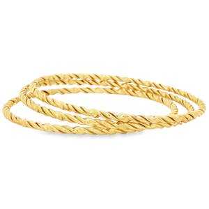 Sublimez votre poignet avec cet ensemble de trois bracelets joncs, un équilibre parfait entre sophistication classique et design contemporain. Conçus pour durer, ces bijoux capturent la lumière à chaque mouvement grâce à leur texture travaillée. Chaque jonc arbore un motif en corde minutieusement sculpté à la finition torsadée, offrant un relief riche et des jeux de reflets dorés constants.