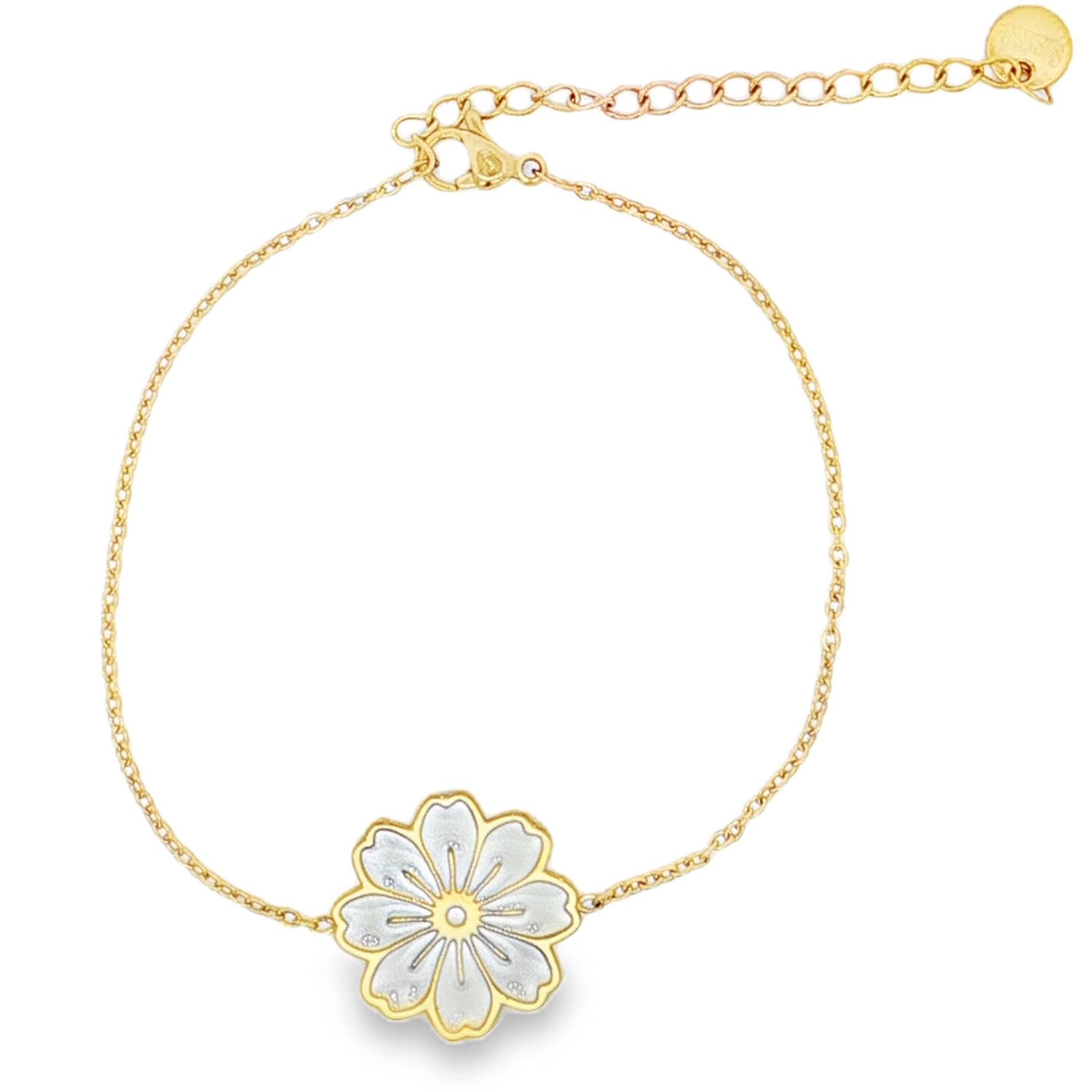 Ce bracelet chaîne en acier doré arbore une fleur pavée d'émail blanc.<br/>Le design raffiné et les détails soignés confèrent à ce bijou un charme intemporel.<br/>Parfait pour ajouter une touche d'élégance discrète à votre poignet.<br/>Fermoir mousqueton avec 5 cm de rallonge. Adolescent Adulte Femme Fille Fleurs Indémodable Nature Ce bracelet chaîne en acier doré arbore une fleur pavée d'émail blanc.<br/>Le design raffiné et les détails soignés confèrent à ce bijou un charme intemporel.<br/>Parfait pour ajouter une touche d'élégance discrète à votre poignet.<br/>Fermoir mousqueton avec 5 cm de rallonge. Adolescent Adulte Femme Fille Fleurs Indémodable Nature