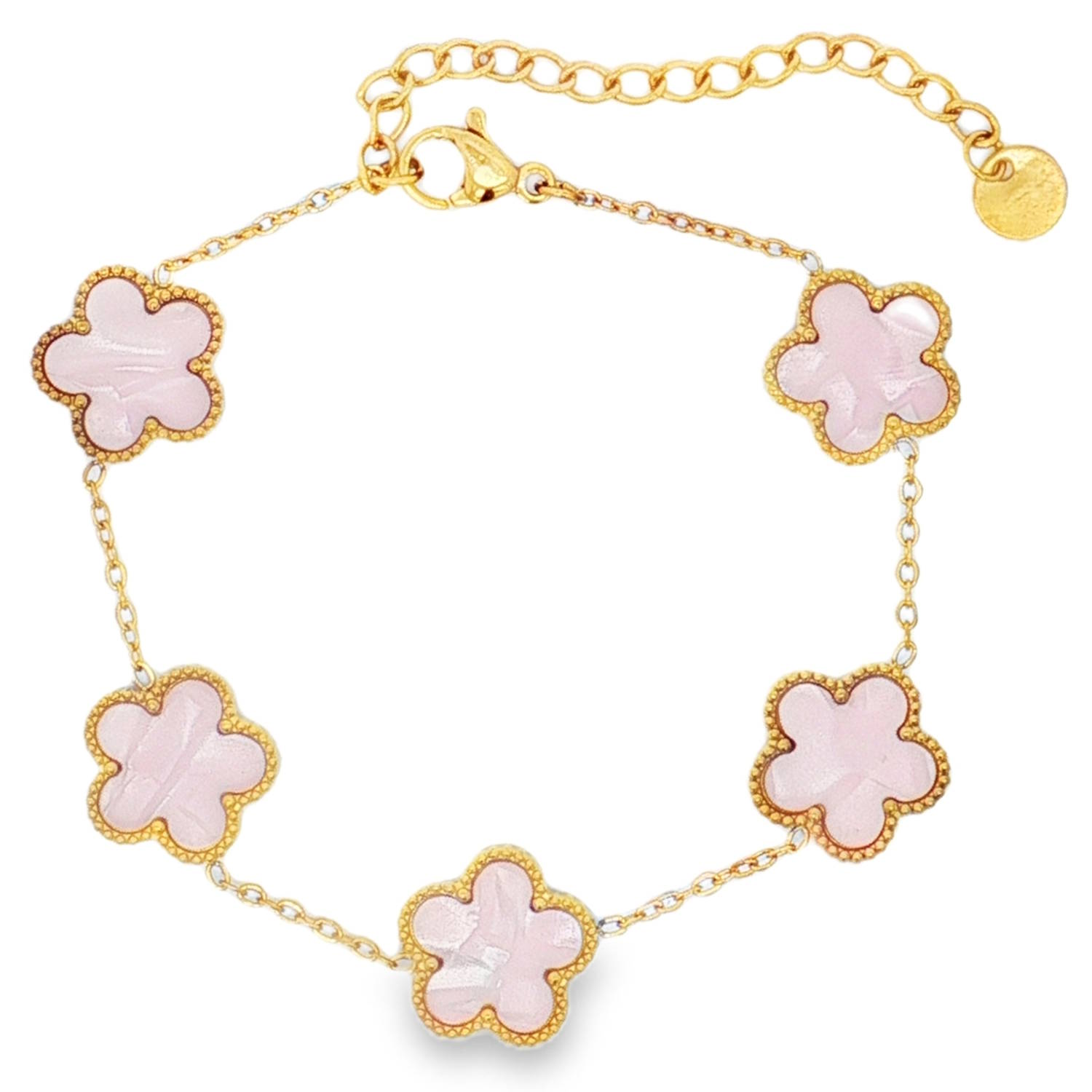 Ce délicat bracelet chaîne en acier doré est orné de cinq pierres roses nacrées taillés en cabochon en forme de fleur.<br/>La douce teinte rosée des pierres contraste harmonieusement avec l'éclat chaleureux de l'acier doré, créant un bijou à la fois raffiné et tendance. Parfait pour ajouter une touche de féminité à votre tenue.<br/>Fermoir mousqueton avec 5 cm de rallonge. Adolescent Adulte Automne Femme Fille Fleurs Hiver Nature Ce délicat bracelet chaîne en acier doré est orné de cinq pierres roses nacrées taillés en cabochon en forme de fleur.<br/>La douce teinte rosée des pierres contraste harmonieusement avec l'éclat chaleureux de l'acier doré, créant un bijou à la fois raffiné et tendance. Parfait pour ajouter une touche de féminité à votre tenue.<br/>Fermoir mousqueton avec 5 cm de rallonge. Adolescent Adulte Automne Femme Fille Fleurs Hiver Nature