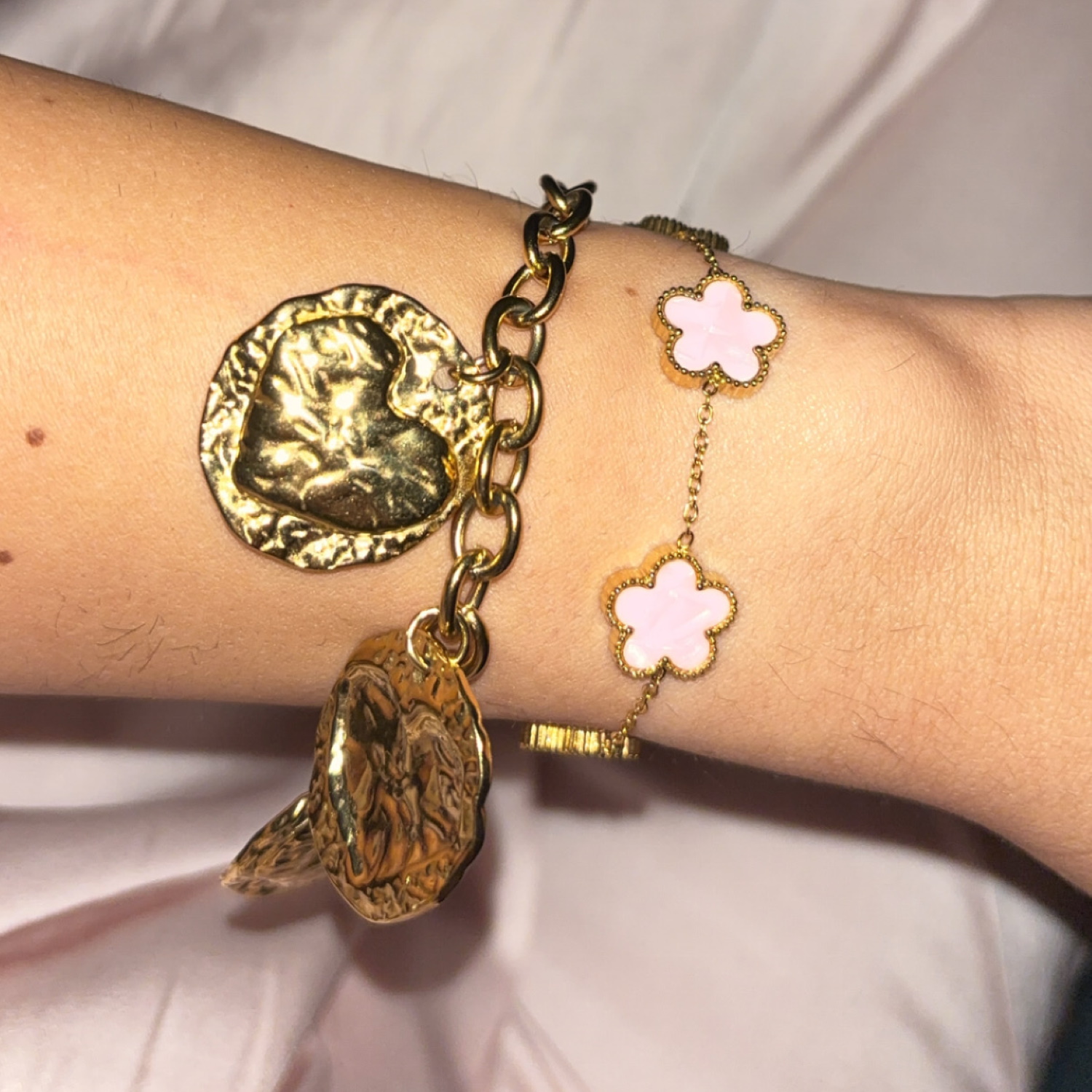 Ce délicat bracelet chaîne en acier doré est orné de cinq pierres roses nacrées taillés en cabochon en forme de fleur.<br/>La douce teinte rosée des pierres contraste harmonieusement avec l'éclat chaleureux de l'acier doré, créant un bijou à la fois raffiné et tendance. Parfait pour ajouter une touche de féminité à votre tenue.<br/>Fermoir mousqueton avec 5 cm de rallonge. Adolescent Adulte Automne Femme Fille Fleurs Hiver Nature Ce délicat bracelet chaîne en acier doré est orné de cinq pierres roses nacrées taillés en cabochon en forme de fleur.<br/>La douce teinte rosée des pierres contraste harmonieusement avec l'éclat chaleureux de l'acier doré, créant un bijou à la fois raffiné et tendance. Parfait pour ajouter une touche de féminité à votre tenue.<br/>Fermoir mousqueton avec 5 cm de rallonge. Adolescent Adulte Automne Femme Fille Fleurs Hiver Nature