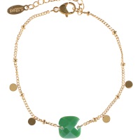 Bracelet composé d'une chaîne et pampilles rondes en acier doré et d'une pierre de forme carré de couleur verte. Fermoir mousqueton avec une rallonge de 3 cm.