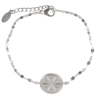 Bracelet composé d'une chaîne et d'une pastille avec motif gravé d'étoile en acier argenté. Fermoir mousqueton avec 3 cm de rallonge.
