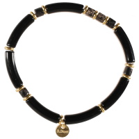 Bracelet élastique composé d'un fil nylon avec des perles cylindriques en acier doré, des perles cylindriques en pierre de couleur noire et des tubes de couleur noire.