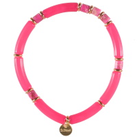 Bracelet élastique composé d'un fil nylon avec des perles cylindriques en acier doré, des perles cylindriques en pierre de couleur rose et des tubes de couleur rose.