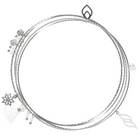 Lot de 4 bracelets joncs fins avec pendants pastilles rondes martelées, feuille et fleur en acier argenté, une feuille en acier argenté pavée d'émail de couleur blanche, pompon en textile et perles de couleur blanche.
