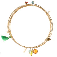Lot de 7 bracelets joncs fins avec pendants en acier doré, une étoile en acier doré pavée d'émail de couleur rouge, un cabochon rose, un pompon en textile et perles multicolores.