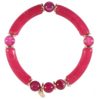 Bracelet élastique composé de perles cylindriques en acier doré, tubes en matière synthétique de couleur rose et des perles de couleur rose.