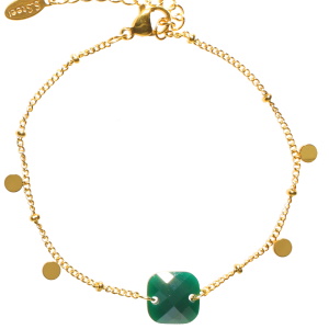 Bracelet composé d'une chaîne avec pampilles rondes en acier doré et d'une pierre de couleur verte de forme carré. Fermoir mousqueton avec 3 cm de rallonge.