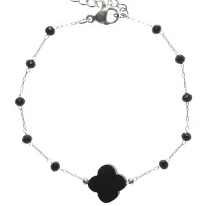 Bracelet composé d'une chaîne en acier argenté, de perles et d'une pierre de couleur noire. Fermoir mousqueton avec 3 cm de rallonge.