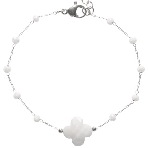 Bracelet composé d'une chaîne en acier argenté, de perles et d'une pierre de couleur blanche. Fermoir mousqueton avec 3 cm de rallonge.