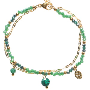 Bracelet double rangs composé d'une chaîne en acier doré, ainsi qu'une chaîne avec perles en acier doré et perles de couleur verte et de deux pendants de cristaux verts et une pastille ovale martelée en acier doré. Fermoir mousqueton avec 3 cm de rallonge.