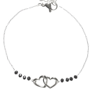 Bracelet composé d'une chaîne et de deux cœurs entrelacés en acier argenté et des perles de couleur noire. Fermoir mousqueton avec 3 cm de rallonge.