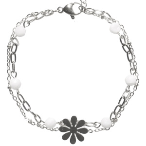 Bracelet double rangs composé d'une chaîne avec une fleur en acier argenté et d'une chaîne en acier argenté et de perles de couleur blanche. Fermoir mousqueton avec 3 cm de rallonge.