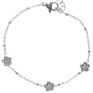 Bracelet composé d'une chaîne en acier argenté et de trois fleurs serties de strass. Fermoir mousqueton avec 3 cm de rallonge.