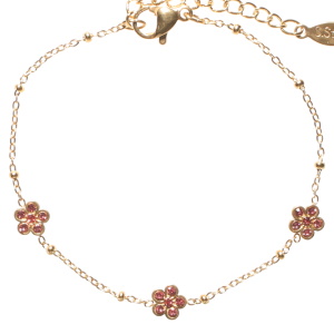 Bracelet composé d'une chaîne en acier doré et de trois fleurs serties de strass rose. Fermoir mousqueton avec 3 cm de rallonge.