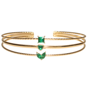 Bracelet jonc ouvert multi rangs en acier doré surmonté de trois cristaux verts sertis en forme de cœur, de pétales et de carré.