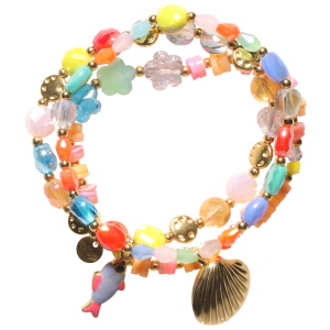 Lot de 3 bracelets élastiques composés de perles en acier doré, de fleurs multicolores, de perles rondes et cylindriques multicolores, et de deux pendants coquillage et poisson en acier doré pavés d'émail de couleur.