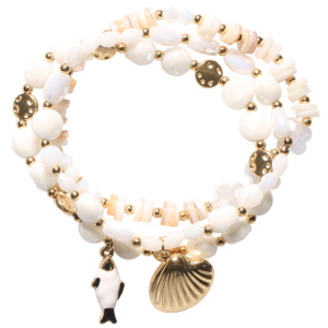 Lot de 3 bracelets élastiques composés de perles en acier doré, de fleurs blanches, de perles rondes et cylindriques de couleur blanche, et de deux pendants coquillage et poisson en acier doré pavés d'émail de couleur.