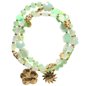Lot de 3 bracelets élastiques composés de perles rondes et en forme de fleur en acier doré, de perles rondes et en forme de fleur de couleur verte, d'un pendant soleil avec visage en acier doré et d'un pendant fleur en acier doré pavée d'émail vert.