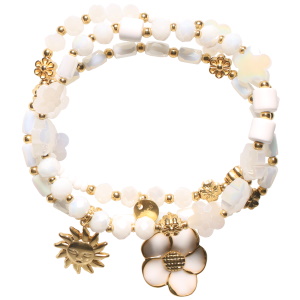 Lot de 3 bracelets élastiques composés de perles rondes et en forme de fleur en acier doré, de perles rondes et en forme de fleur de couleur blanche, d'un pendant soleil avec visage en acier doré et d'un pendant fleur en acier doré pavée d'émail blanc.