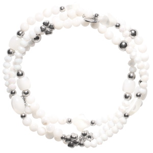 Lot de 3 bracelets élastiques composés de perles rondes et en forme de fleur en acier argenté, de perles blanches et de perles rondes et en forme de trèfle de couleur blanche nacrée.