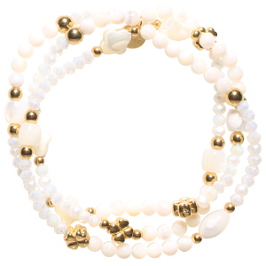 Lot de 3 bracelets élastiques composés de perles rondes et en forme de fleur en acier doré, de perles blanches et de perles rondes et en forme de trèfle de couleur blanche nacrée.