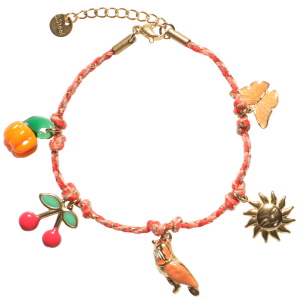 Bracelet composé d'un cordon avec breloques en forme de soleil avec visage en acier doré, d'un papillon, d'un oiseau et de cerises en acier doré pavés d'émail de couleur et d'une citrouille. Fermoir mousqueton en acier doré avec 3 cm de rallonge.