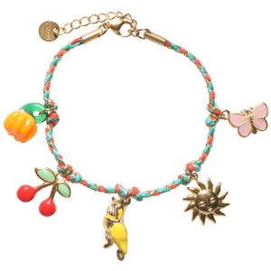 Bracelet composé d'un cordon avec breloques en forme de soleil avec visage en acier doré, d'un papillon, d'un oiseau et de cerises en acier doré pavés d'émail de couleur et d'une citrouille. Fermoir mousqueton en acier doré avec 3 cm de rallonge.