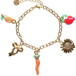 Bracelet composé d'une chaîne avec breloques en forme de nœud papillon et de fleur en acier doré, d'une tulipe et d'un piment en acier doré pavés d'émail de couleur et d'un champignon. Fermoir mousqueton en acier doré avec 3 cm de rallonge.