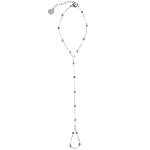 Bracelet de main composé d'une chaîne avec boules en acier argenté et d'une chaîne reliée à une bague chaîne avec boules en acier argenté. Fermoir mousqueton avec 3 cm de rallonge.